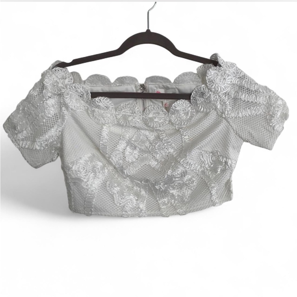 NWT L’ATISTE WHITE FLORAL LACE EMBROIDERED SHORT SLEEVE CROP TOP SIZE MEDIUM